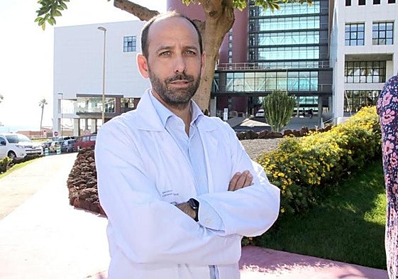 El oncólogo Delvys Rodríguez, en el exterior del hospital Insular.