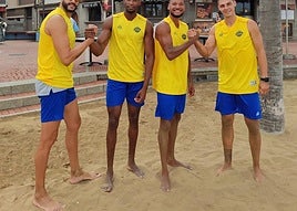 Los cuatro grandes refuerzos del Guaguas, en posado conjunto sobre la arena de Las Canteras,