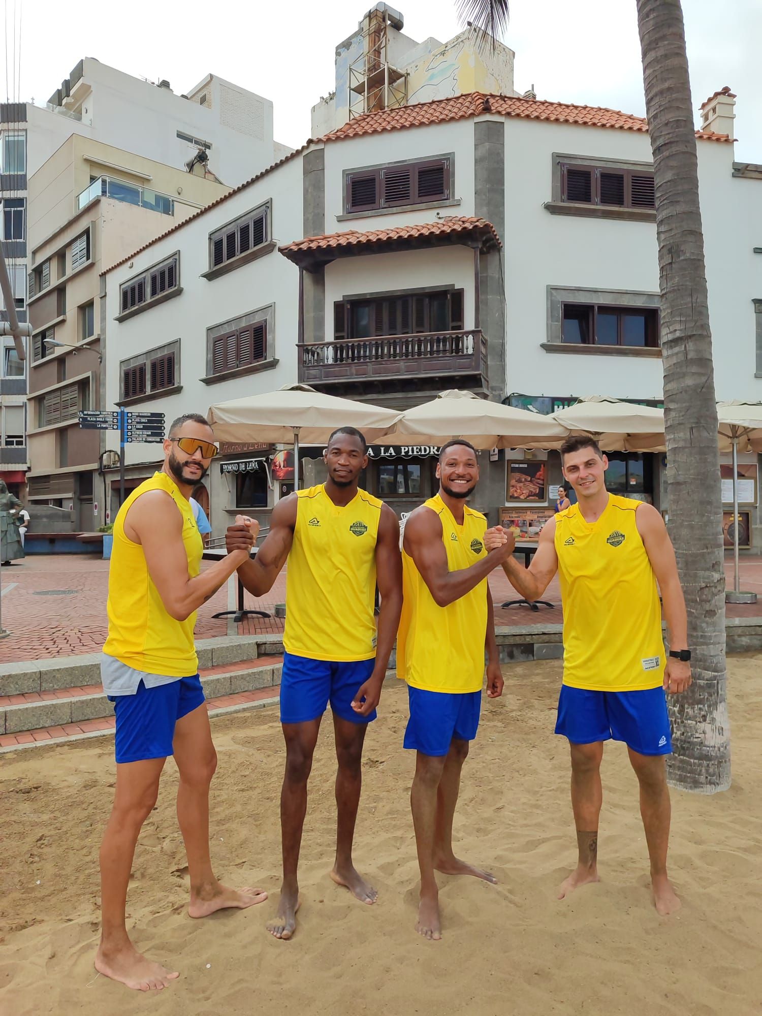 Los cuatro grandes refuerzos del Guaguas, en posado conjunto sobre la arena de Las Canteras,