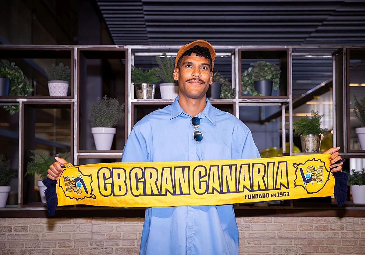 El interior francés Louis Labeyrie posó con la bunfanda del Granca.