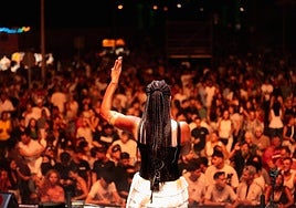 La cantante Nia durante su actuación.