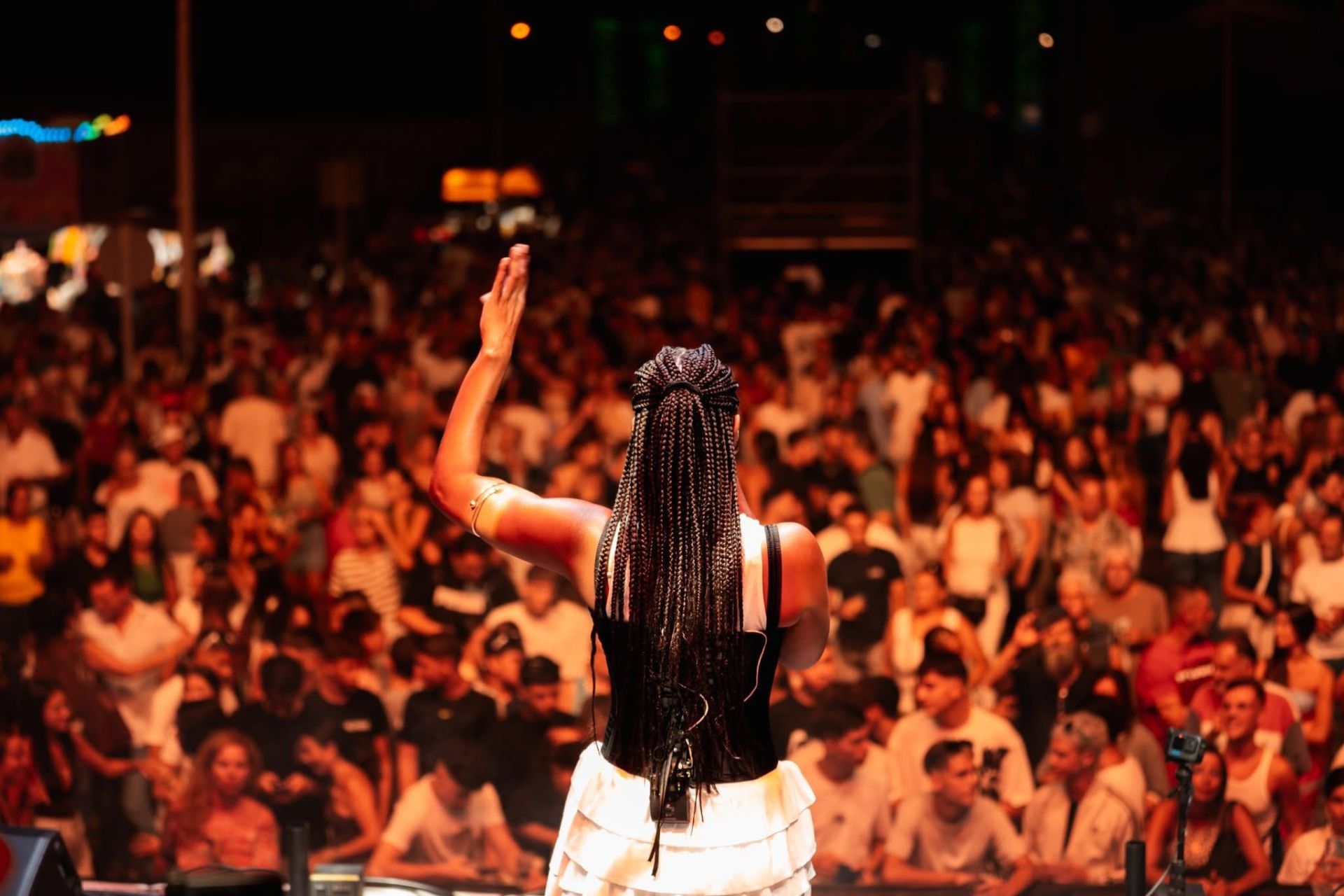 La cantante Nia durante su actuación.