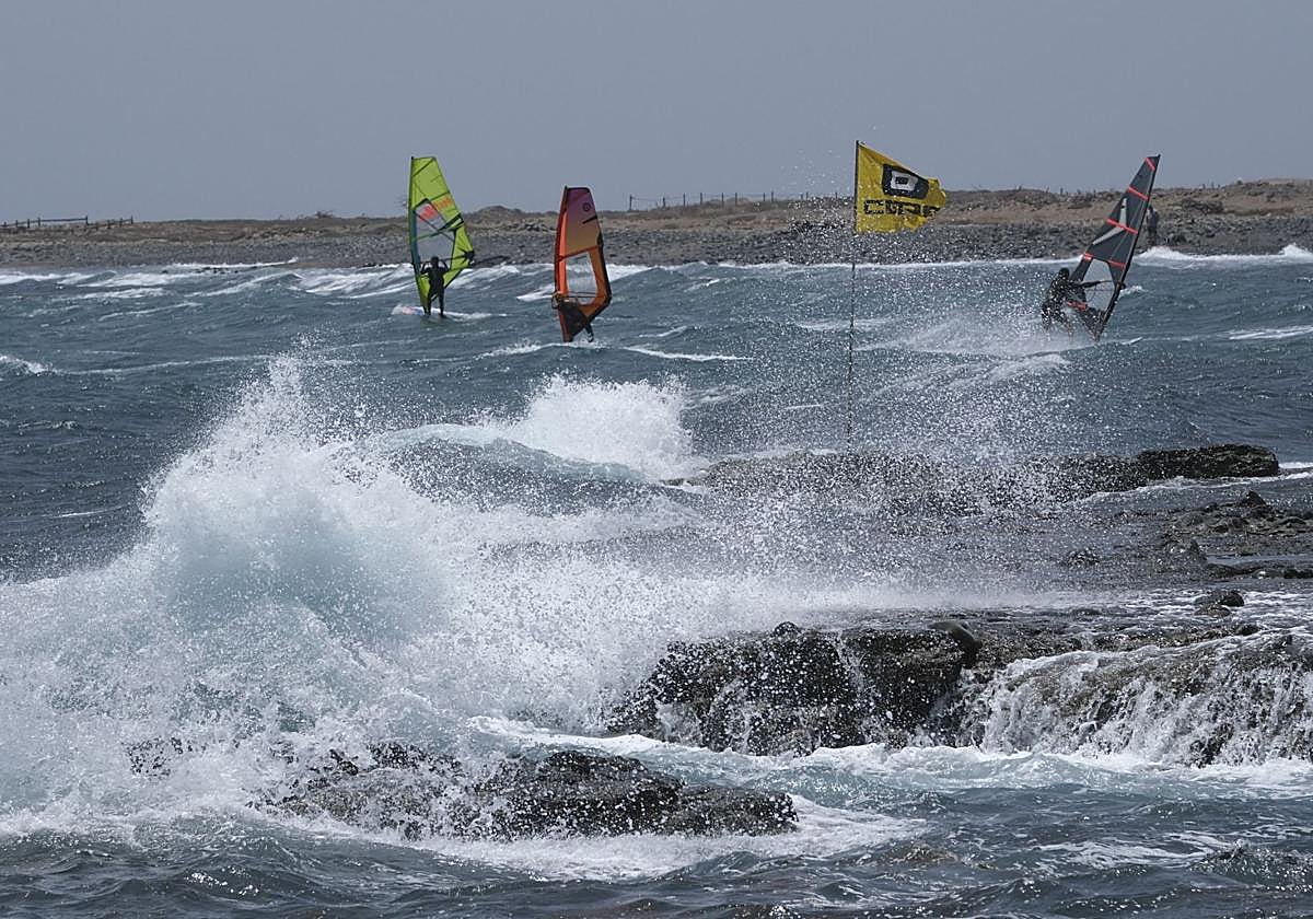 Windsurfistas surcando las olas de Pozo Izquierdo.