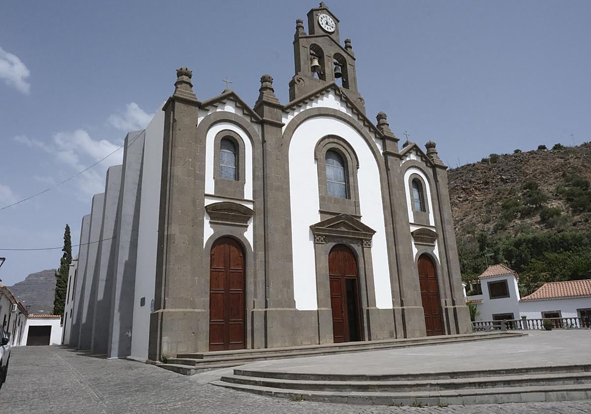 Imagen principal - 1. Fachada de la Iglesia de Santa Lucía. 2. Una de las empinadas calles del casco antiguo del pueblo de Santa Lucía. 3. Un palmeral cercano al casco del pueblo de Santa Lucía. 
