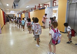 Niñas y niños del CEIP Milllares Carló, en Puerto del Rosario, entran en clase.