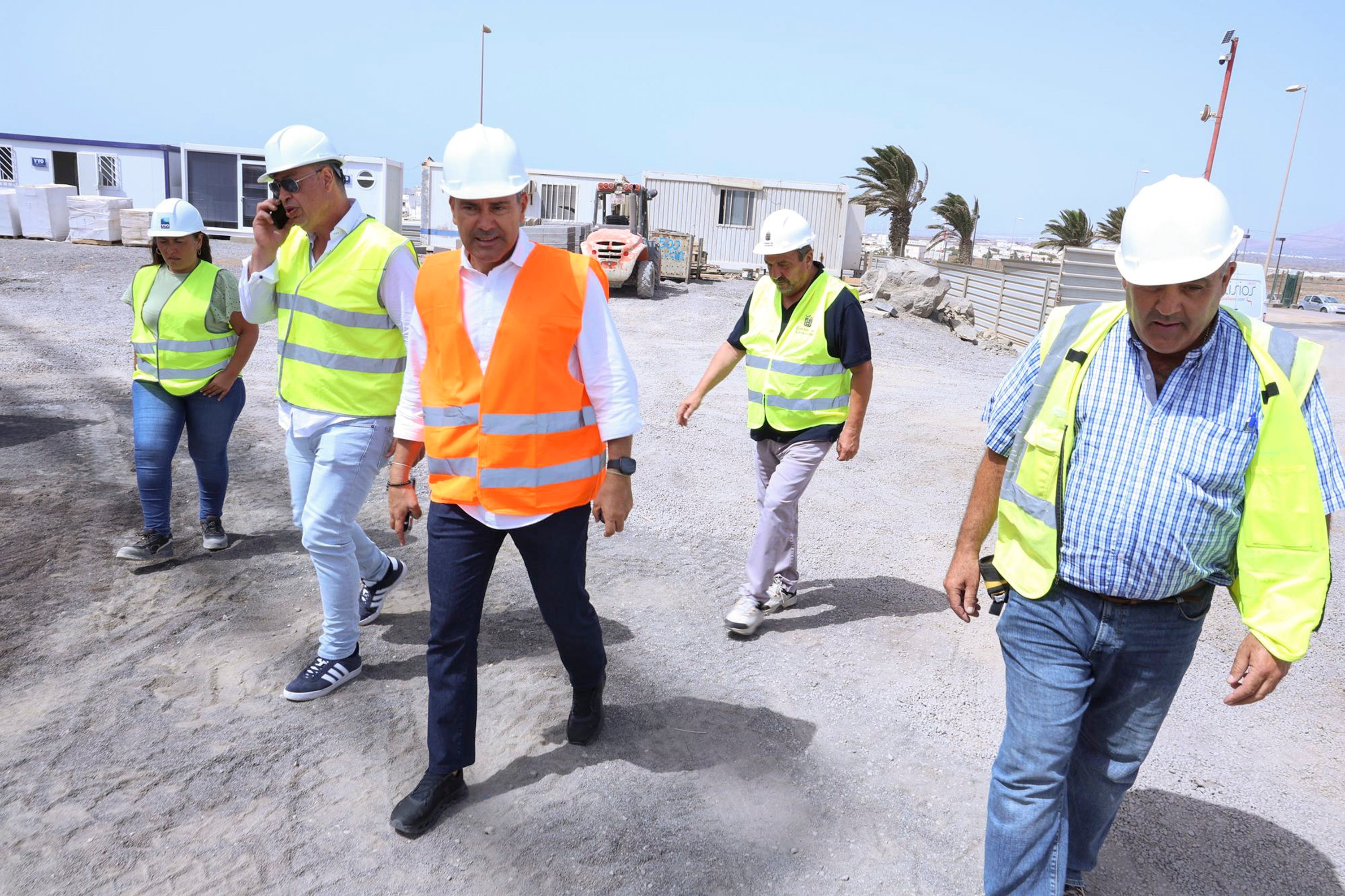 Visita de autoridades a las obras de viivendas sociales en Arrecife.