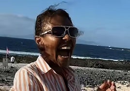 Imagen de una turista robando 'palomitas' de Fuerteventura.