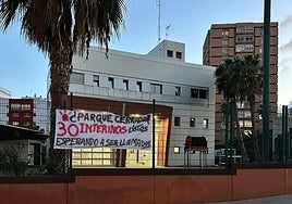 Un cartel reclama la incorporación de los interinos para evitar el cierre del parque de bomberos.