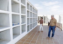 Autoridades visitando las obras en el cementerio.