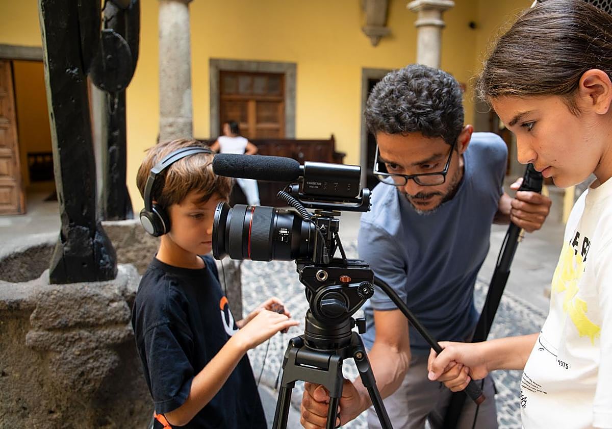 Imagen principal - Distintos momentos del taller de cine, en la Casa de Colón.