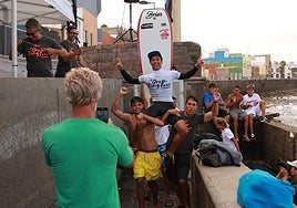 Gesto de felicidad y euforia de Alberto Pérez tras proclamarse campeón de esta cita en el barrio de San Cristóbal.