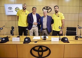 Luzardo, Ruiz y los jugadores Juantorena y Bruno.