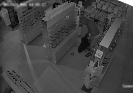 La cámara de seguridad capta a un individuo sustrayendo distintas gafas del sol.