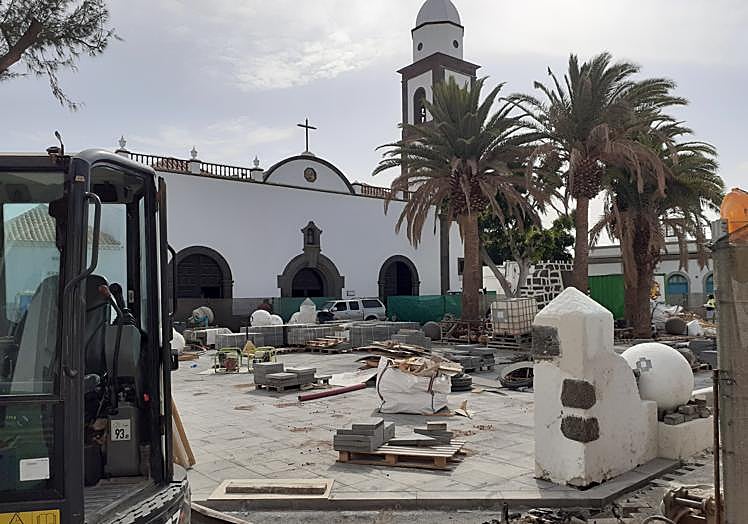 La plaza cuenta ya en su mayor parte con nuevo suelo.