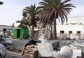 Vista de los elementos que sustentaban a la polémica Cruz en la plaza de Las Palmas.
