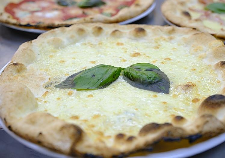 Pizza cuatro quesos.