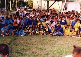 Actividad divulgativa de la lucha canaria en Cuba liderada por Manuel Trujillo, Barranquera I, quien aparece agachado en el centro de la imagen.