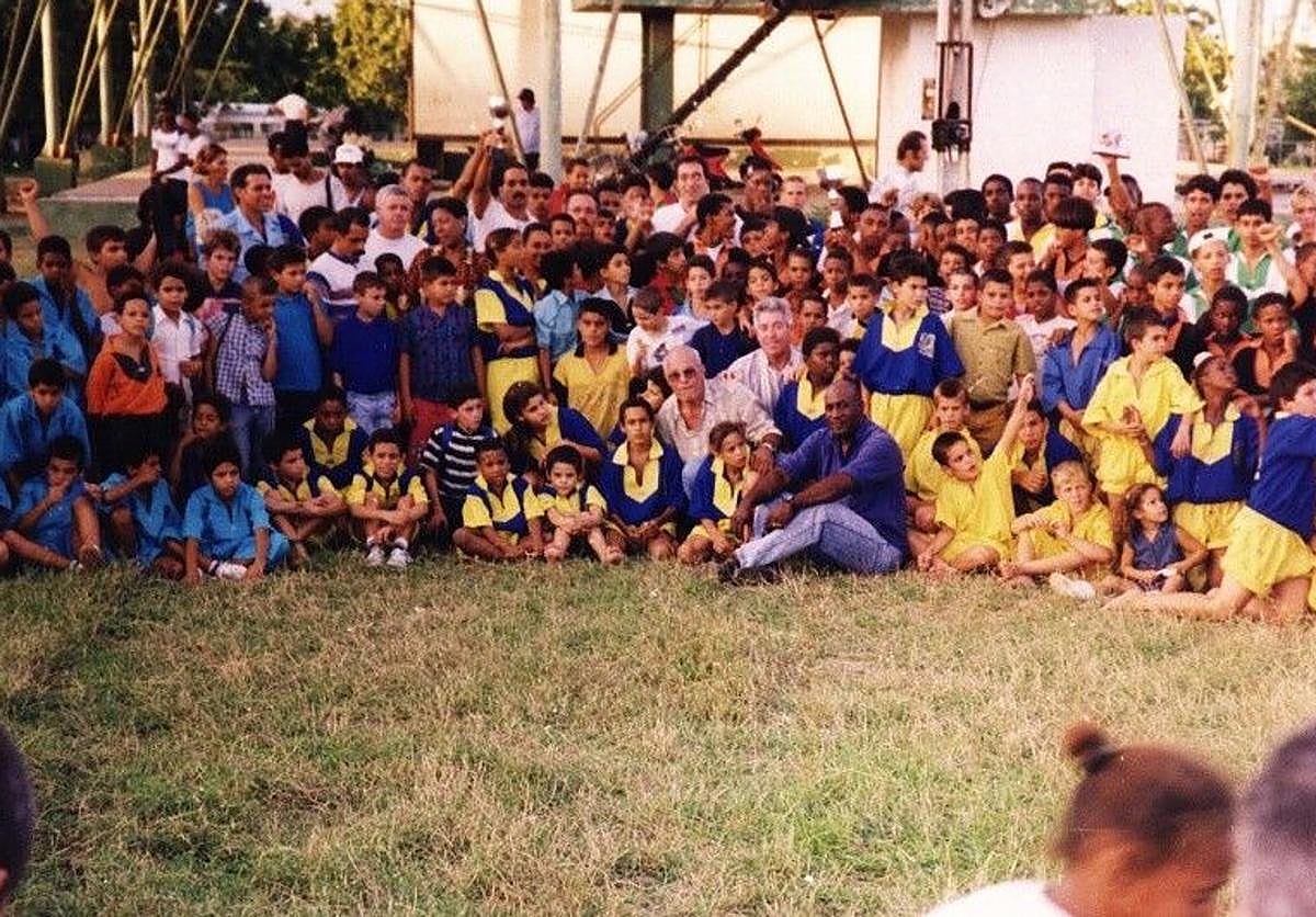 Actividad divulgativa de la lucha canaria en Cuba liderada por Manuel Trujillo, Barranquera I, quien aparece agachado en el centro de la imagen.