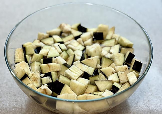 Berenjena en remojo con agua y sal