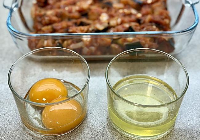 Separamos las claras de las yemas