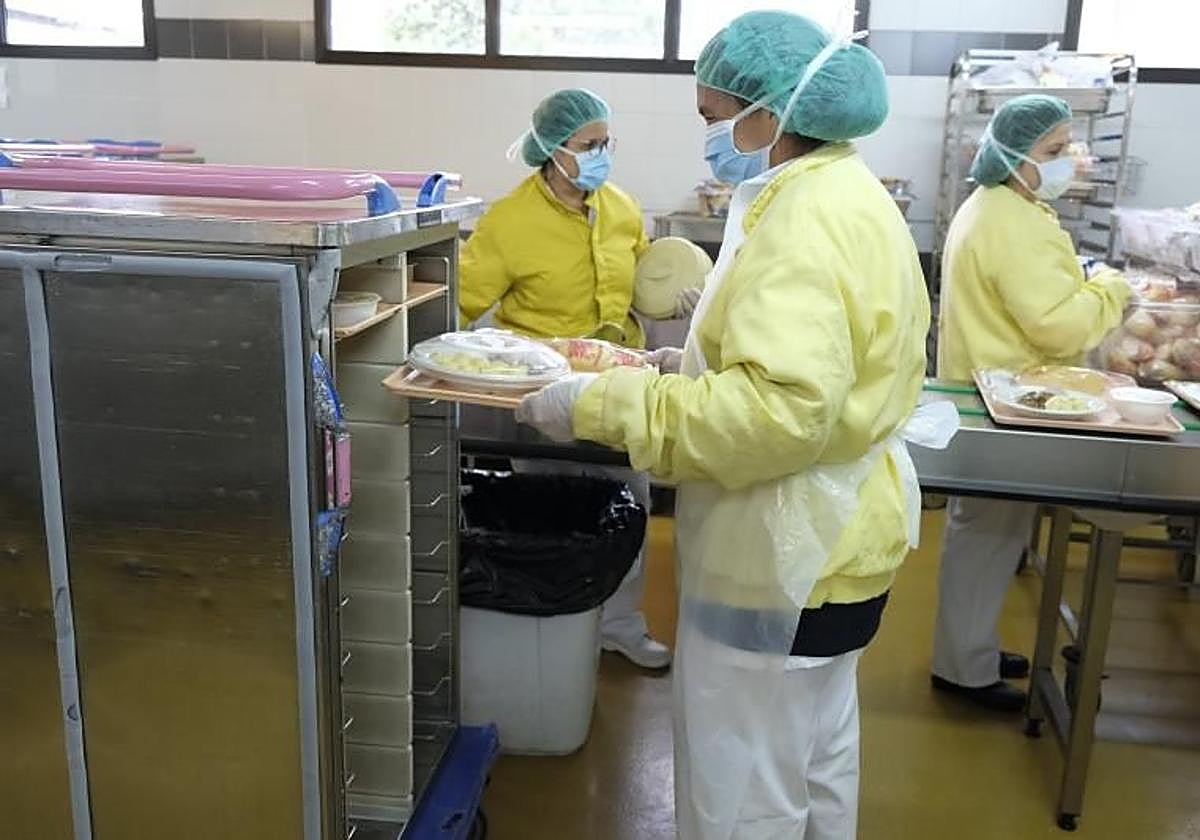 Imagen de archivo de la cocina del hospital Insular, presunto origen del brote hospitalario que afecta a pacientes de tres hospitales.
