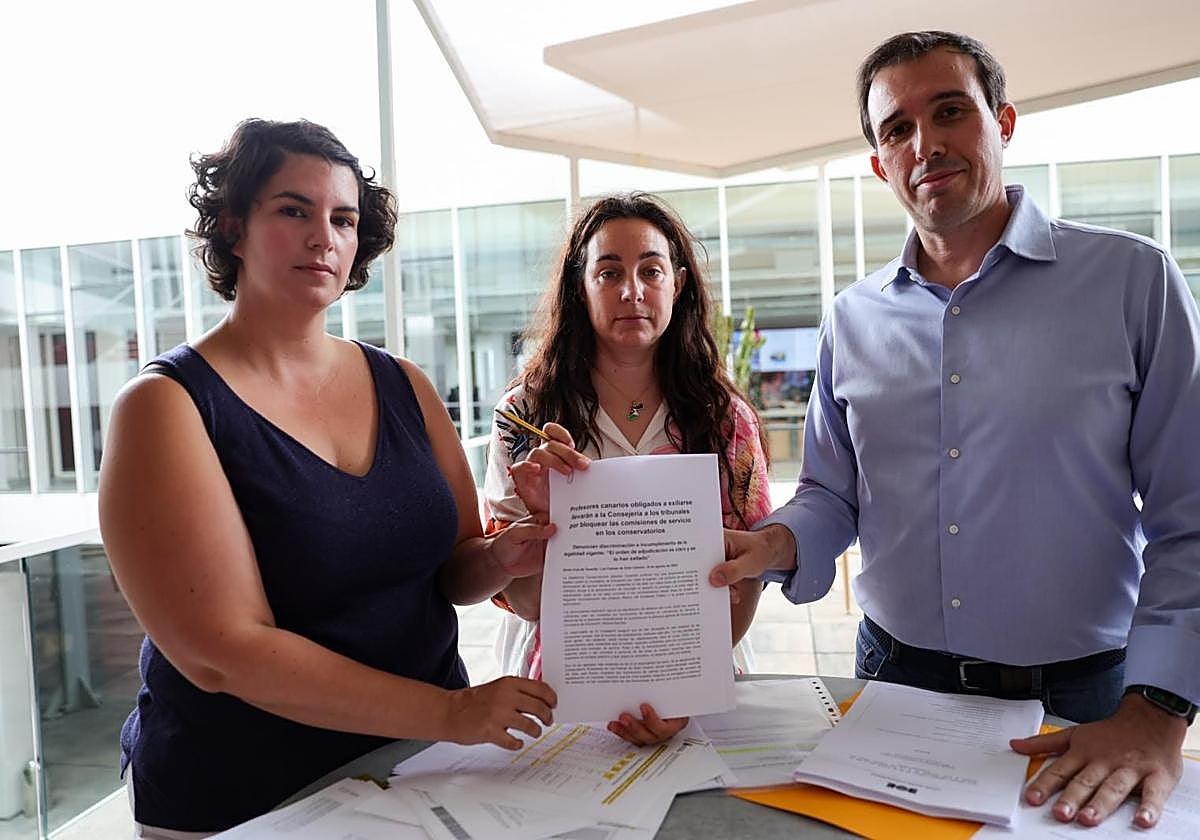 De derecha a izquierda, los docentes Alexandra Cárdenes, Irene Domingo y David Muñoz.