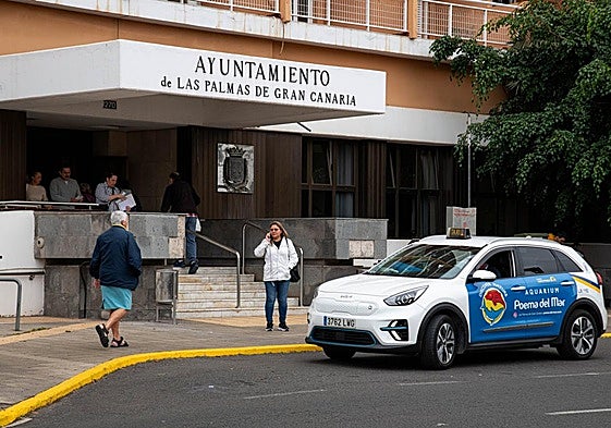 Imagen de archivo de un taxi en las puertas de las oficinas municipales de Las Palmas de Gran Canaria.