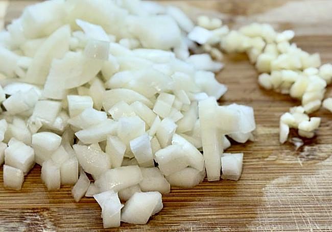 Picamos la cebolla y el ajo