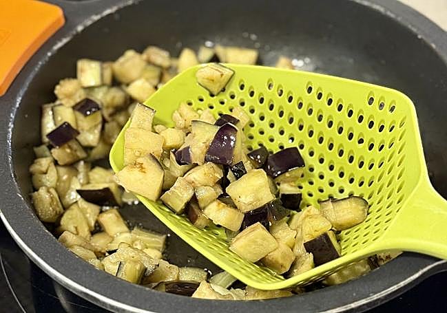 Retiramos y reservamos la berenjena