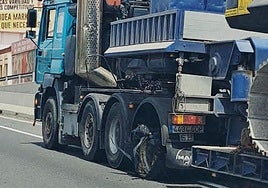 Retenciones en la autopista tras el reventón de la rueda de un camión