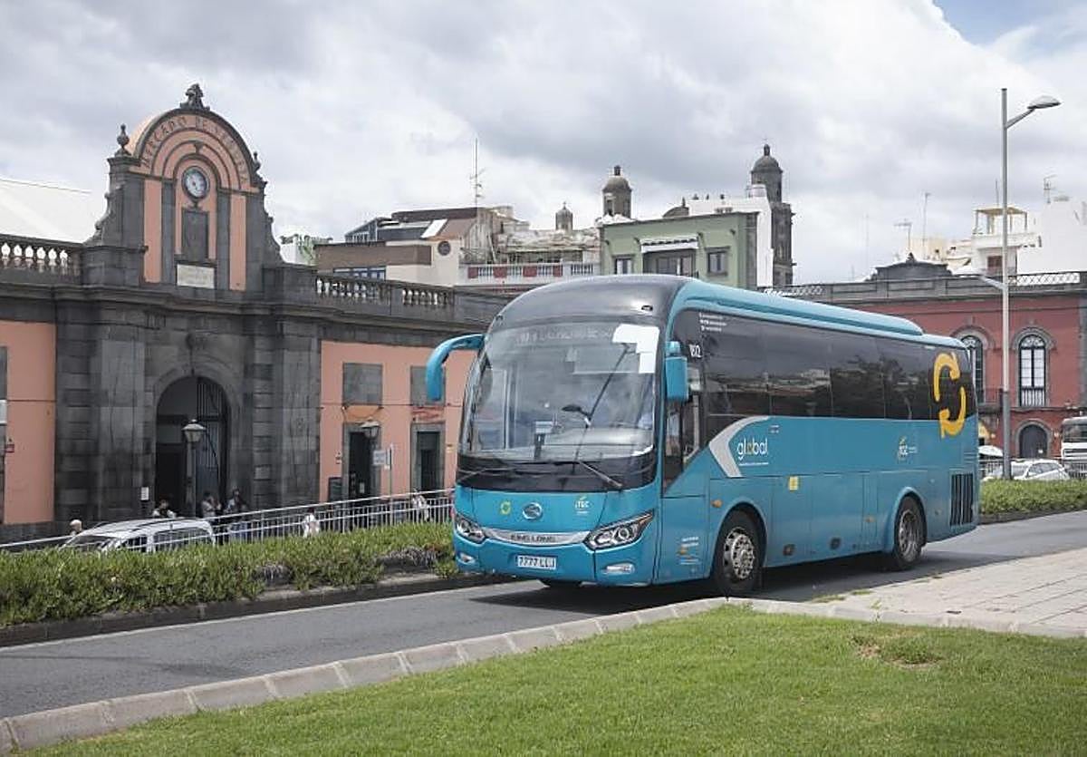 Una guagua de Global pasando por delante del Mercado de Vegueta.