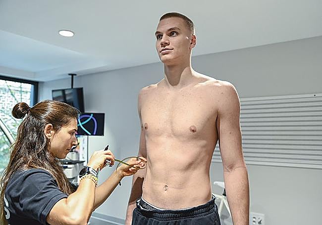 Reconocimiento médico Fynn Schott.