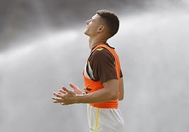 Gesto de concentración de Lukovic poco antes del inicio de un entrenamiento en Barranco Seco.