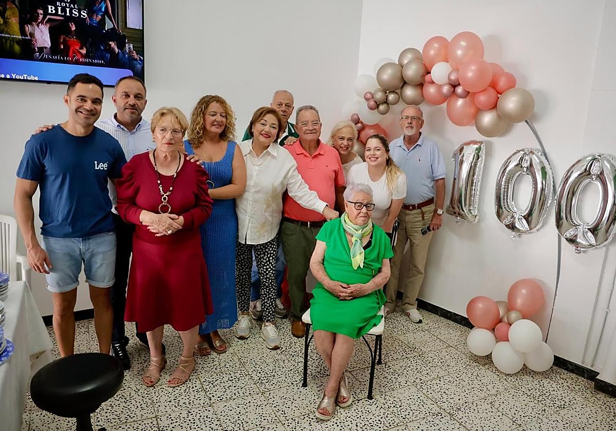 Rosario Jorge celebra sus 100 años arropada de sus seres queridos.