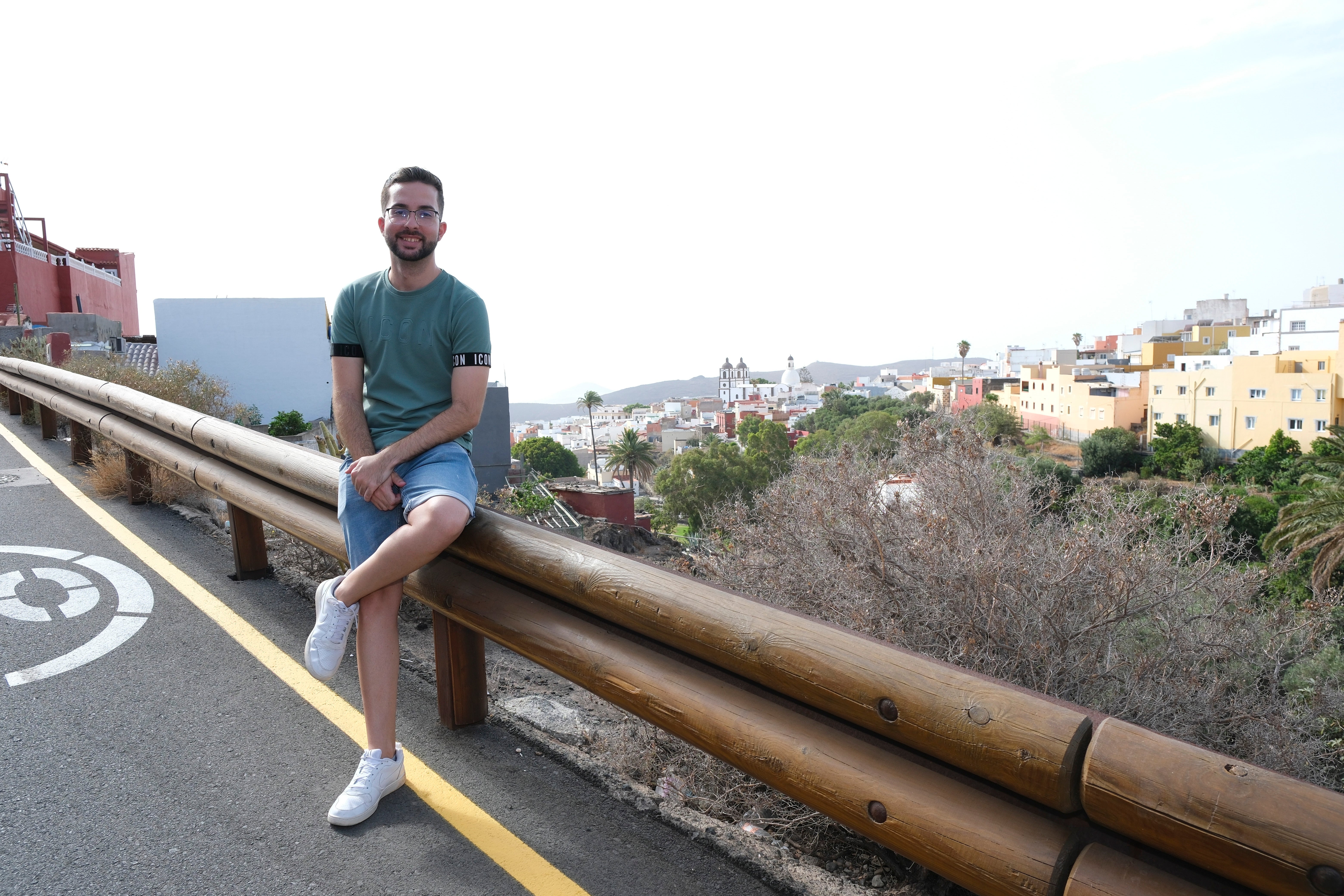 José Manuel Hernández, vecino de El Sequero con el barrio de fondo.