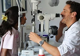 Una de las niñas revisadas por el oftalmólogo.