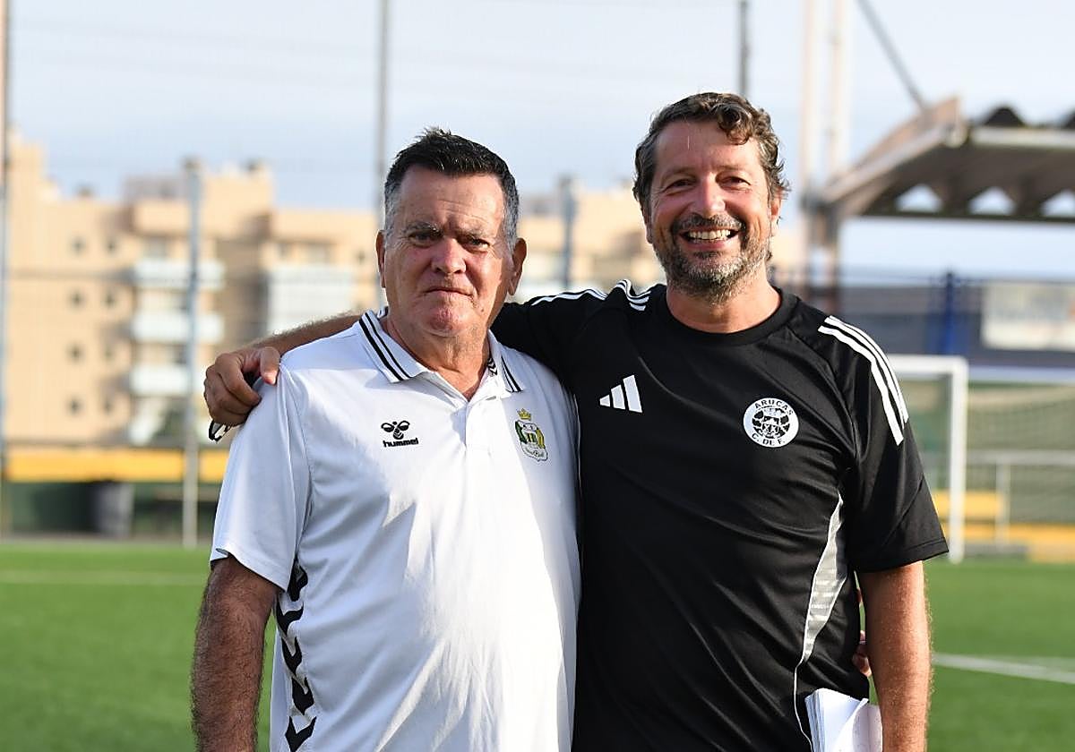 Jorge Muñoz (d), junto a Gonzalo Moreno (i), en las instalaciones del Barrio Atlántico.