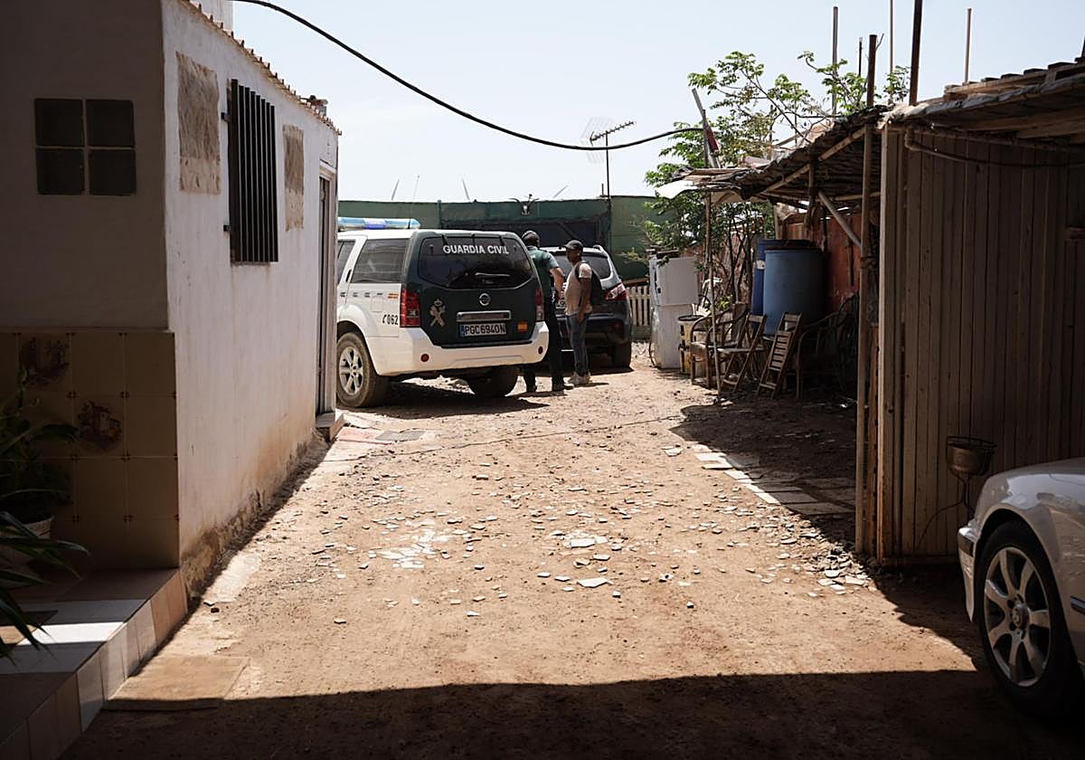 Macrooperación de la Guardia Civil para notificar a los residentes en el asentamiento de Bahía de Formas