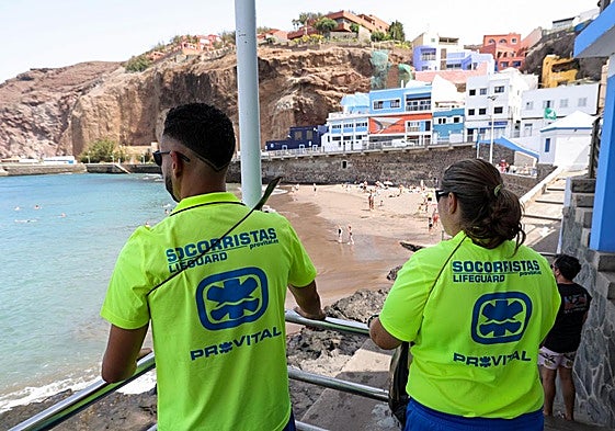 Lorena Gil y Jorge Jiménez atentos a los bañistas en la playa de Sardina.