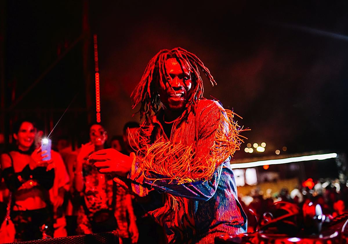 Imagen principal - Distinto momentos de Sansa XL, en Maspalomas.