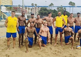 La plantilla del CV Guaguas, en la Playa de Las Alcaravaneras.