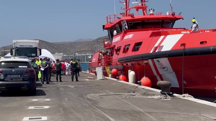 Desembarcan en Arguineguín los 236 migrantes que se encontraban a la deriva