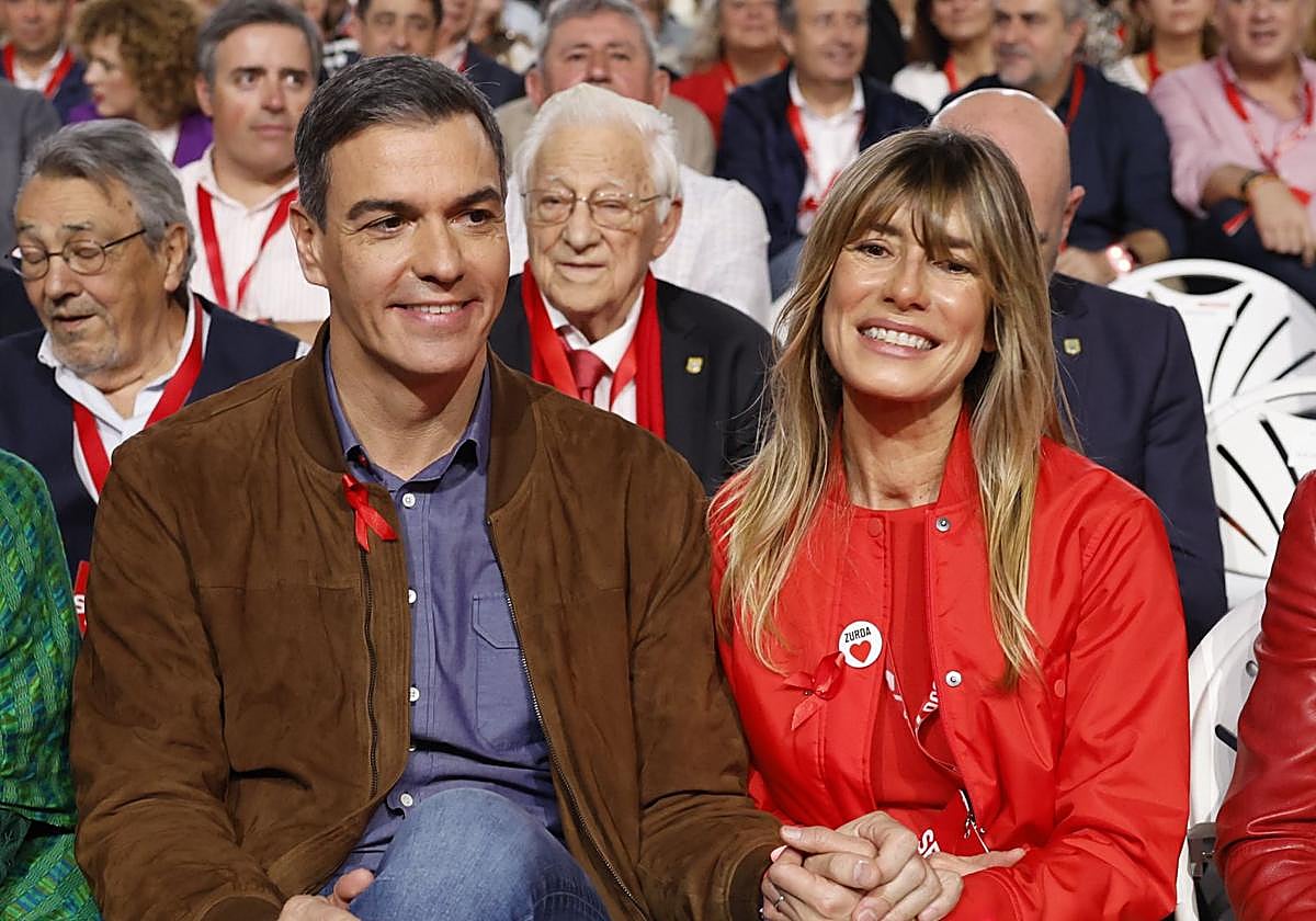 Pedro Sánchez y su esposa, Begoña Gómez, en una imagen de archivo durante un acto político.