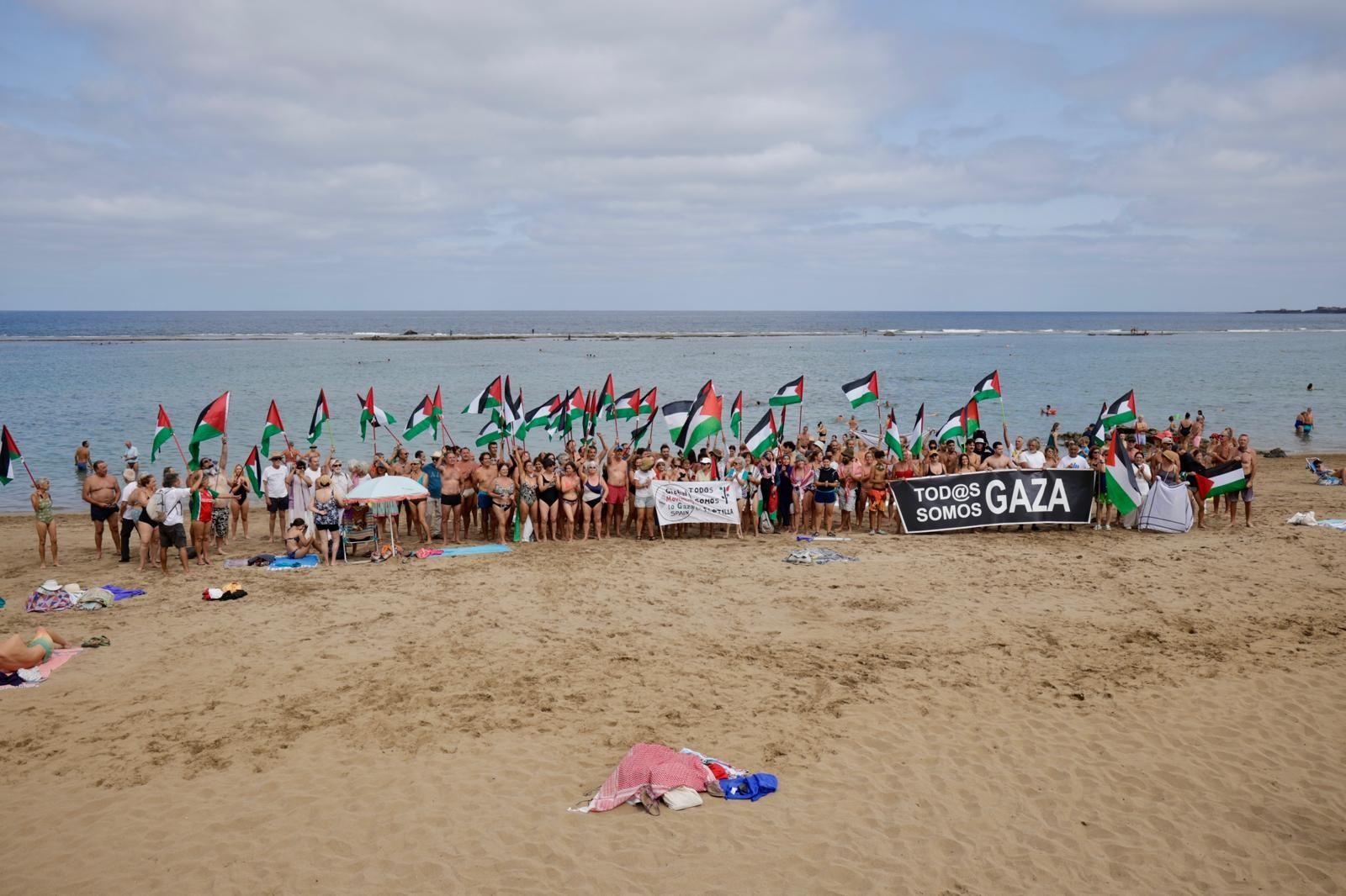 Concentración en favor de Palestina con la acción «Mójate por Gaza»