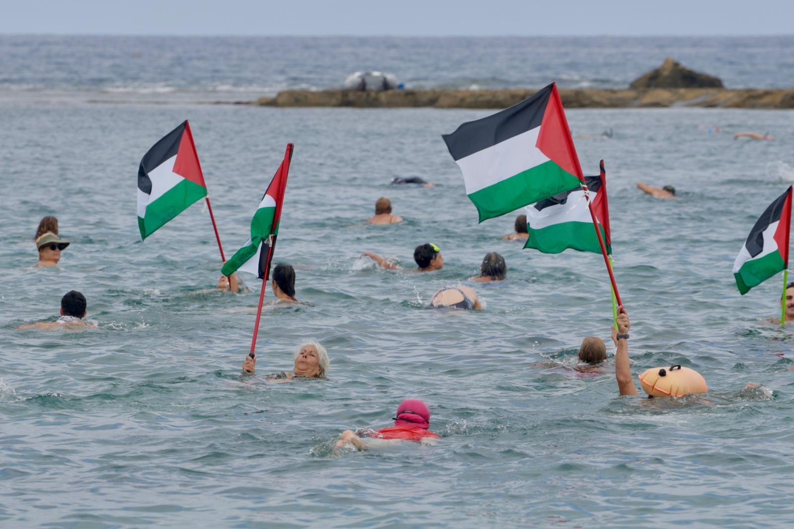 Concentración en favor de Palestina con la acción «Mójate por Gaza»