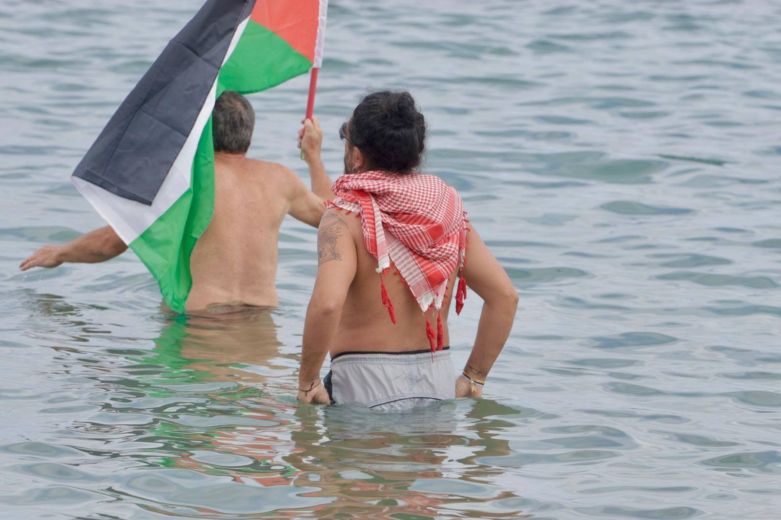 Concentración en favor de Palestina con la acción «Mójate por Gaza»