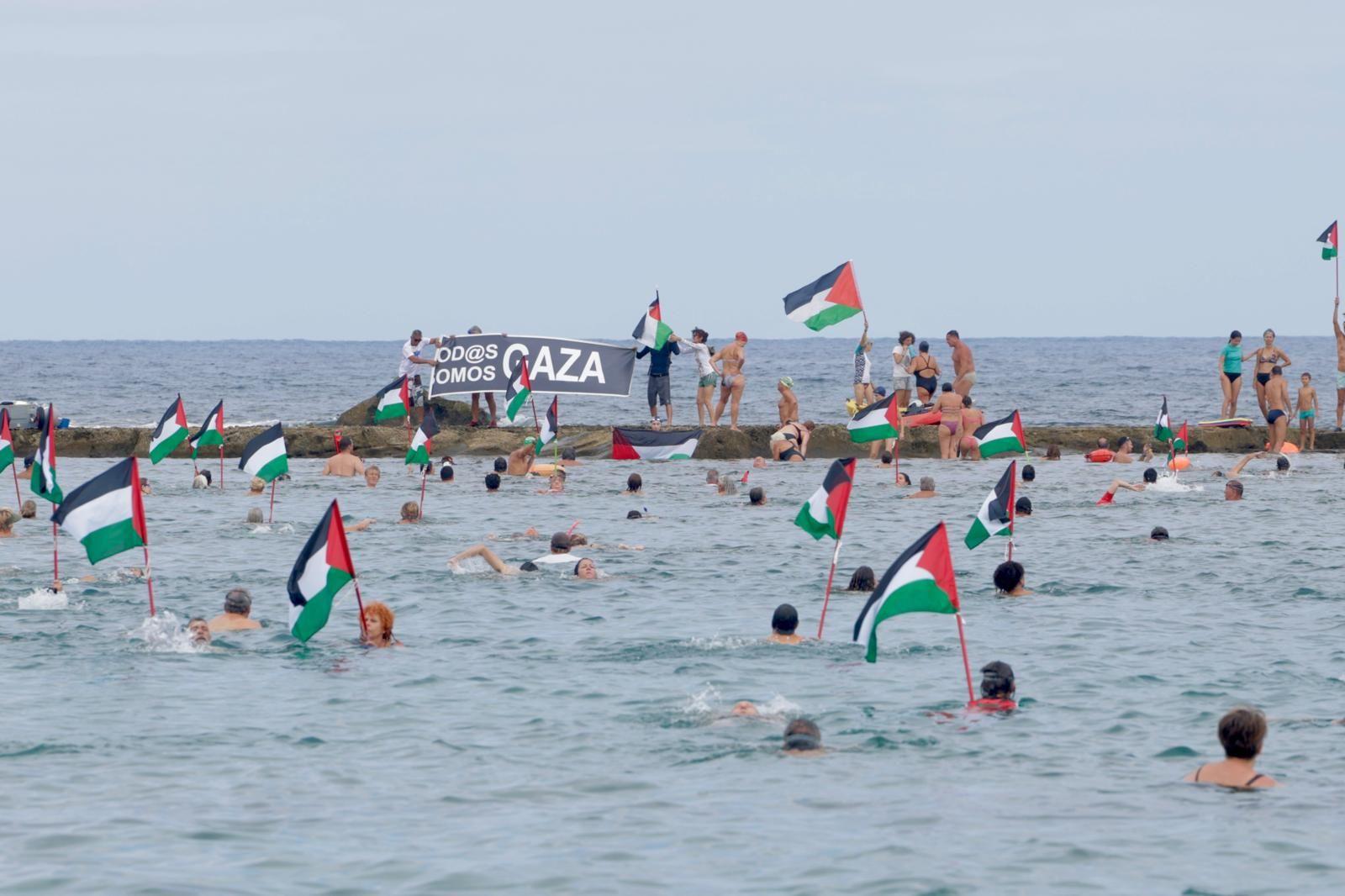 Concentración en favor de Palestina con la acción «Mójate por Gaza»