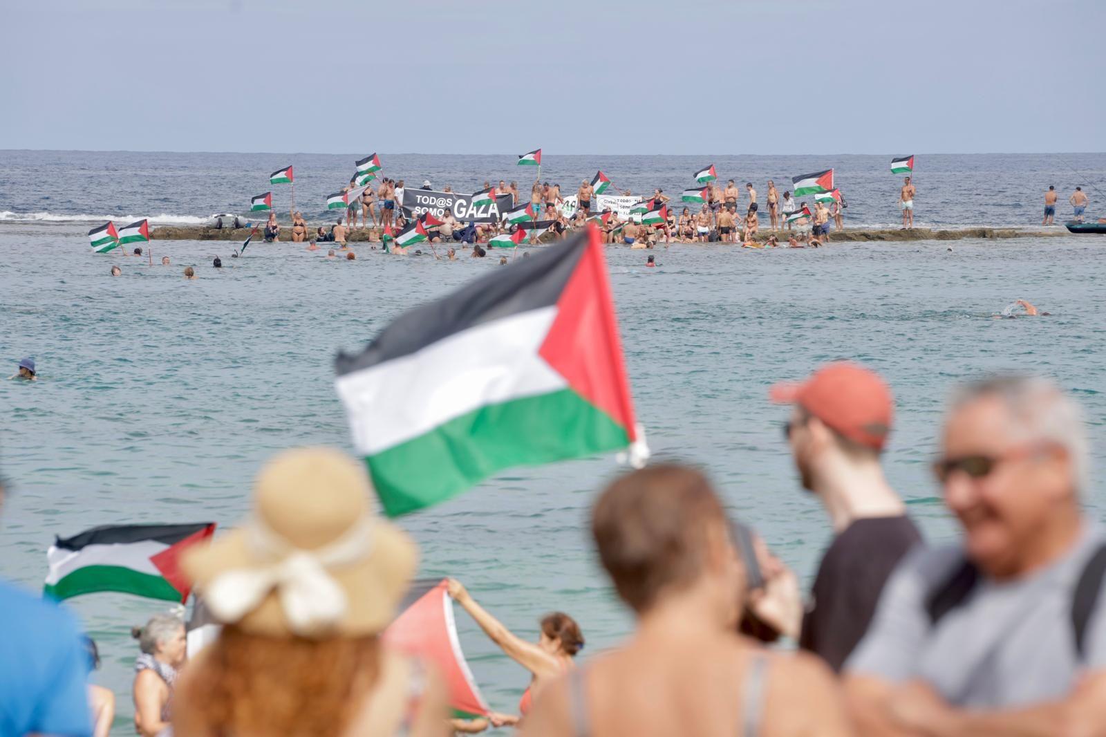 Concentración en favor de Palestina con la acción «Mójate por Gaza»