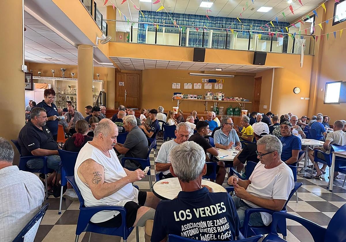 Imagen principal - El torneo benéfico de zanga para Sonia Tejera recauda 2.375 euros