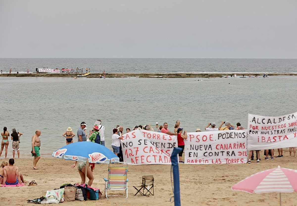 Imagen de la protesta de los vecinos de Las Torres en la playa de Las Canteras este mes de agosto.